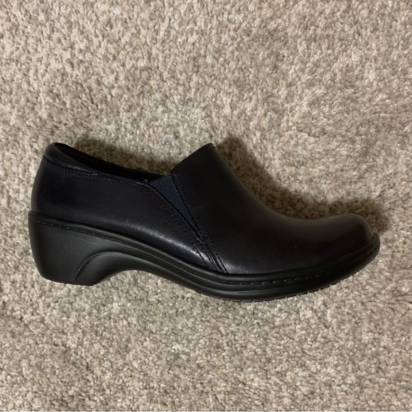 Clark’s navy slip resistant slip-ons, size 6.5. - Picture 9 of 11